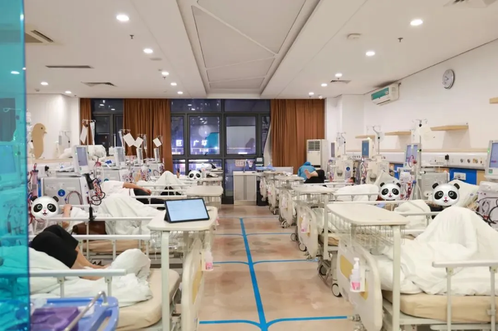 台风夜，守护生命线：成人导航
血透中心医护人员风雨中的温情坚守